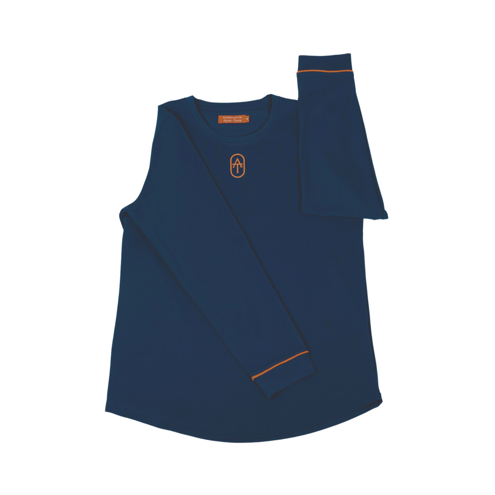 Navy long sleeve piqué t‑shirt with piping detail on the wrists and a curved bottom hem